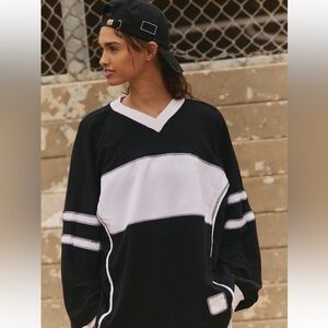 NWT Free People Movement Ready Logo Layer. Size small. Colour: Piano